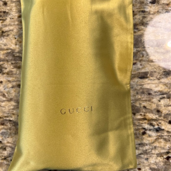 Gucci sunglasses never worn. Comes with case and bag - Picture 5 of 7